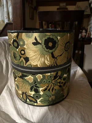 "De colección MCM 1960 Flower Power MOD Peluca Estuche Viaje Sombrero Caja Cremallera Verde Grande 13.5""" Foto 1 de 4
