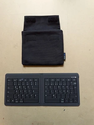 Microsoft Bluetooth Tastatur 1695 Schwarz QWERTZ DE Layout 80% Akku Kapazität - Bild 1 von 4