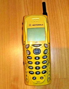 YELLOW MOTOROLA i35s iDEN TOUGH SOLID TELUS MIKE CELL PHONE WALKIE TALKIE SOLID - Picture 1 of 2