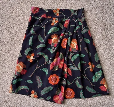 GY Italy Silk Red Floral on Black Skirt Look Shorts Knee Skort Culotte XS fits 2 - Image 1 of 4