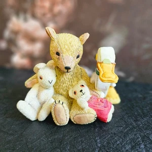 Figurina vintage Royal Doulton WELCOME HOME OLD BEAR OB8 Jane Hissey & Friends - 1997 - Foto 1 di 9
