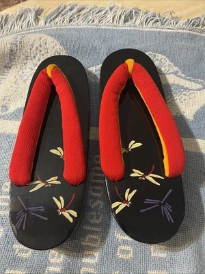 Sandalias japonesas con estampado de libélulas con correas rojas y amarillas Foto 1 de 4
