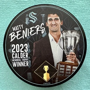 SEATTLE KRAKEN MATTY BENIERS 2023 CALDER MEMORIAL TROPHY PUCK ROOKIE OF THE YEAR - Bild 1 von 12