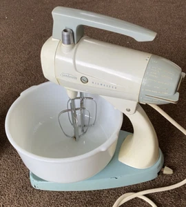 Sunbeam Mixmaster 1960s Vintage Worktop Food Mixer with 2 original pyrex bowls - Picture 1 of 12