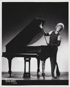 1967 Press Photo Cabaret and Radio Singer Hildegarde Poses for Maurice Seymour - Picture 1 of 2