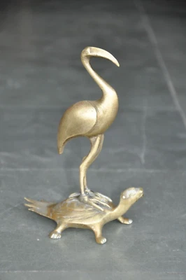 Estatuilla vintage de latón hecha a mano de garza maciza pájaro sobre tortuga, coleccionable Foto 1 de 4