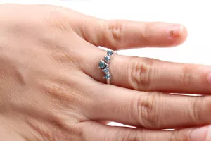 Anillo de apilamiento de diamantes crudos azules naturales de 1,30 quilates a... - Imagen 1 de 12