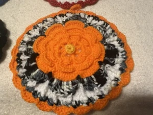 Menge 4 handgefertigte gehäkelte runde bunte Blumenmotiv Topflappen - Bild 1 von 4