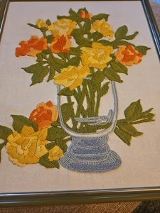 Rosas enmarcadas vintage hechas a mano punto de cruz en florero aguacate hecho en EE. UU.... - Imagen 1 de 7