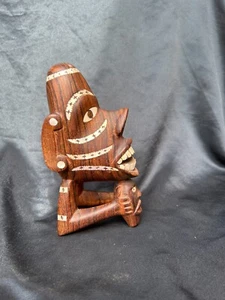 TALLA EN MADERA NGUZU NGUZU VINTAGE CON INSERTO DE NÁCAR - ISLAS SALOMON - Imagen 1 de 7