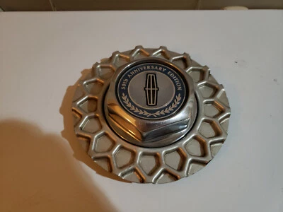 90-97 50th Anniv LINCOLN TOWN CAR CONTINENTAL LACY SPOKE WHEEL CENTER CAP #BX24 - Image 1 of 4