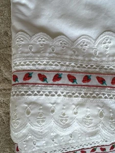 Vintage bestickt Erdbeeren Öse Wamsutta Supercale Twin flaches Blatt x2 USA - Bild 1 von 3