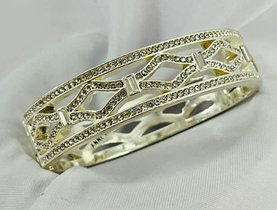 ANNE KLEIN Brazalete Calado Tono Plata Bisagras Transparente Estrás Foto 1 de 4