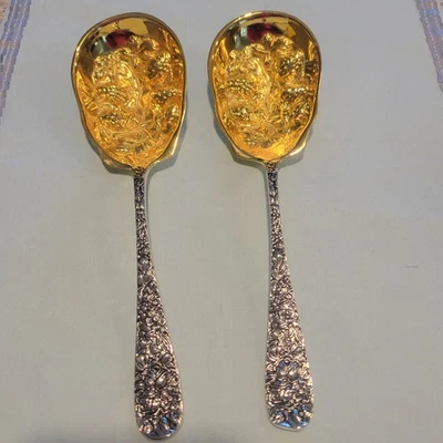 Dos cucharas grandes para servir Godinger vintage, plateadas y doradas. Foto 1 de 4