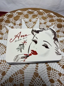 Lápices labiales Avon Mistletoe Minis Collector estaño sin usar descontinuados 20 - Imagen 1 de 6