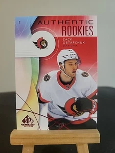2024-25 UD SP GAME AUTHENTIC ROOKIE Red PARALLEL ZACK OSTAPCHUK - Bild 1 von 2