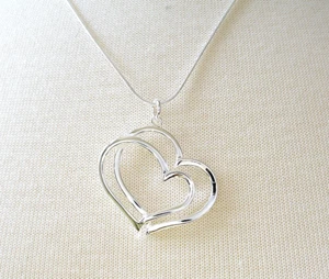 Colgante con dije de doble corazón enchapado en plata de ley con cadena de 18" - Imagen 1 de 3