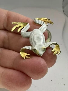 Frog Clear Rhinestone Eyes Textured White Enamel Vintage Gold Brooch Pin M-4729 - Picture 1 of 3