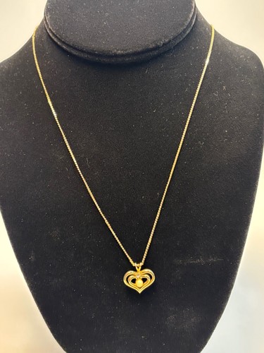 VETEMENTS Collana catena delicata tono oro con piccolo cuore e ciondolo perla finta firmata