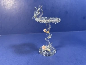 Vintage mundgeblasene Vogeltränke aus gesponnenem Kunstglas - VOGEL & ROSA Blumen auf Sockel geschnürt - Bild 1 von 3