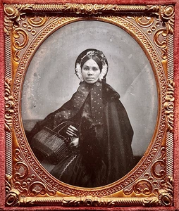 RARE 1/6 PLATE AMBROTYPE - ETHNIC WOMAN WEARING BONNET & HOLDING A BASKET PURSE - Picture 1 of 3