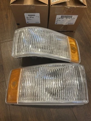 NOS PAIR 1993-1996 Cadillac Fleetwood Brougham OEM Turn Signal Side Marker Light - Image 1 of 4