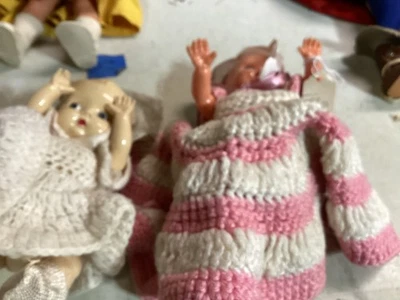 MUÑECAS BEBÉ 7" DE PLÁSTICO DURO VINTAGE AÑOS 50 2 BRAZOS MÓVILES PATAS OJOS LATERALES PINTADOS Foto 1 de 4