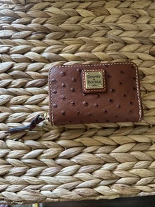 Dooney & Bourke Ostrich Large Zip Around Kreditkarte Cognac Farbe - Bild 1 von 7