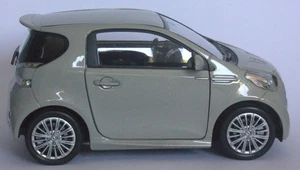 Aston Martin Cygnet gris fundido a presión Welly escala 1/24 - Imagen 1 de 7