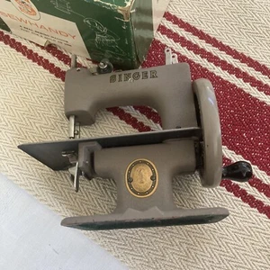 Vtg 1950’s SINGER Sewhandy Model 20 Child’s Toy Sewing Machine Beige in Box - Picture 1 of 12