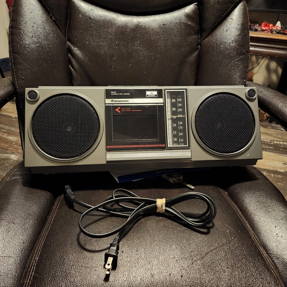 Reproductor/grabador de casete estéreo AM/FM Boombox RX-3940 de colección Panasonic Foto 1 de 3