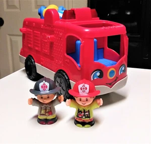 Fisher Price Little People musikalisches rotes Feuerwehrauto beleuchtet Wasserschlauch und Figuren  - Bild 1 von 2