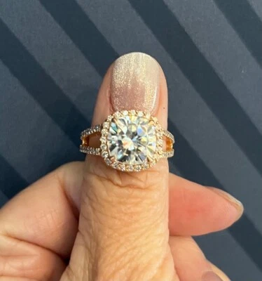 Exquisito anillo de moissanita 10 mm corte cojín con 56 diamantes en estilo halo de oro rosa Foto 1 de 4