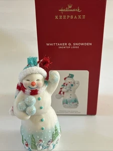 Adorno de Navidad Hallmark Keepsake 2021 "Snow Top Lodge" Muñeco de nieve W. Q. Snowden - Imagen 1 de 6