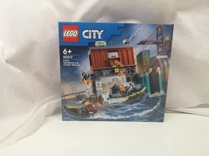 LEGO City 60417 : Le hors-bord de la police et la cachette des voleurs-scellé - Foto 1 di 6