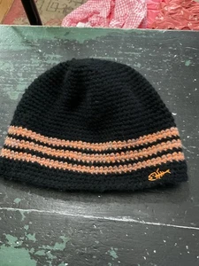 Kuschelige schwarz-orange gestreifte Wollmütze mit Fischlogo - Bild 1 von 4