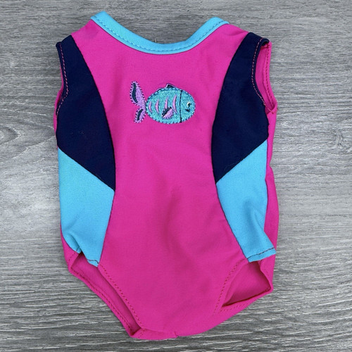 VETEMENTS Costume intero rosa bambola Our Generation Battat 18" con grafica pesce blu