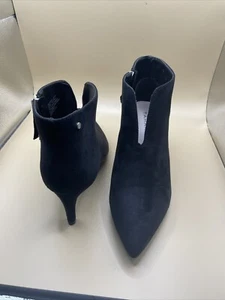 Tahari - Schwarz Wildleder Sherron hochhackige Stiefel seitlicher Reißverschluss Gr. 8 toller Zustand - Bild 1 von 12