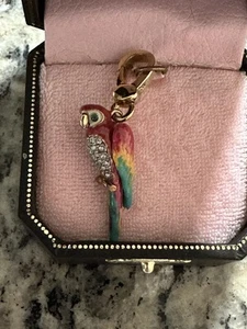 Dije Juicy Couture Guacamayo Escarlata Loro Rojo YJRU1531 con Caja Nuevo con Etiquetas - Imagen 1 de 12