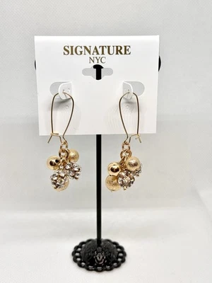 Pendientes con racimo de cuentas de gancho de riñón dorados de la firma NYC - NUEVOS CON ETIQUETAS Foto 1 de 3