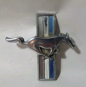 Ford Mustang Right Fender Emblem Badge Trim C4ZB-16C229-B RH - Free Shipping  - Imagen 1 de 2