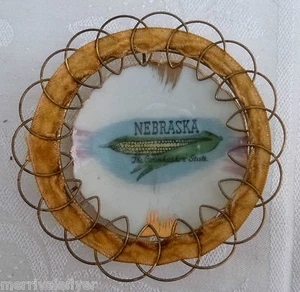 ANTIGUO NEBRASKA miniatura recuerdo porcelana plato CORNHUSKER STATE soporte de alambre extraño - Imagen 1 de 4