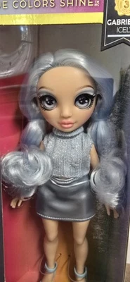 Boneca colecionável Rainbow High Gabriella Icely Fashion Budget série 3~nova na caixa💙 - Imagem 1 de 4