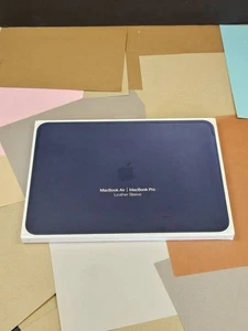 Caja al por menor genuina OEM para Apple MacBook Air/Pro funda de cuero (azul medianoche - Imagen 1 de 5