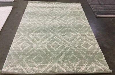 GREEN / IVORY 6' X 9' Flaw in Rug, Reduced Price 1172662712 ADR131Y-6 - Image 1 of 3