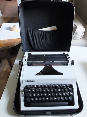 Erika Schreibmaschine, DDR weiß, 70er Jahre Vintage–Modell Nr.105 VEB Robotron-E - Bild 1 von 4