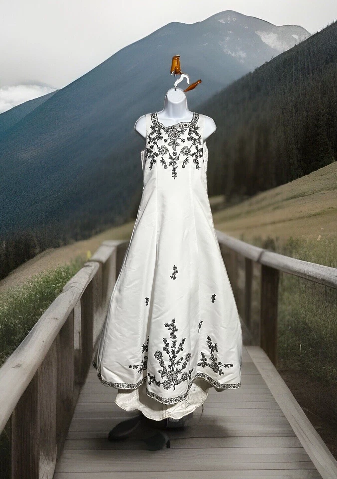 Vestido de novia blanco Tiffany Designs vestido de baile 16 cuentas negras bordado plateado Foto 1 de 4