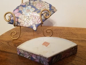 Scatola a forma di ventaglio porcellana cinese smaltata bigiotteria coperchio famiglia dorato  - Foto 1 di 6