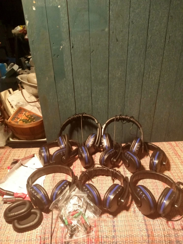 LVLUP • Pro Gaming Headset with Foldable Mic for PS4,XBOX One, PC. Lot of 8 - Image 1 of 1