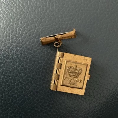 Queen Elizabeth 11 …Picture Book Brooch 1953  - Image 1 of 4